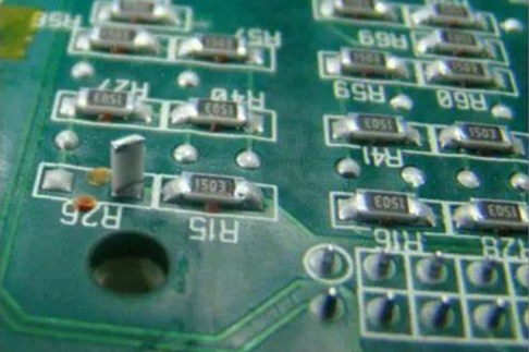 PCB焊接中的立碑問題：成因分析與工藝優化